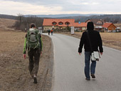 Výlet do zasranejch Černošic: Přicházíme do Třebotova. Vpředu Michal s Džejtým pořádají závod v rychlochůzi.